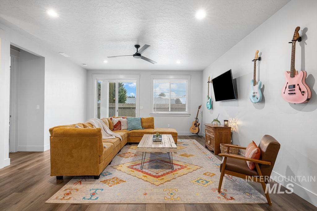 6323 W Bluebird Lane, Boise, Idaho 83714, 3 Bedrooms, 3 Bathrooms, Residential For Sale, Price $687,000,MLS 98975294