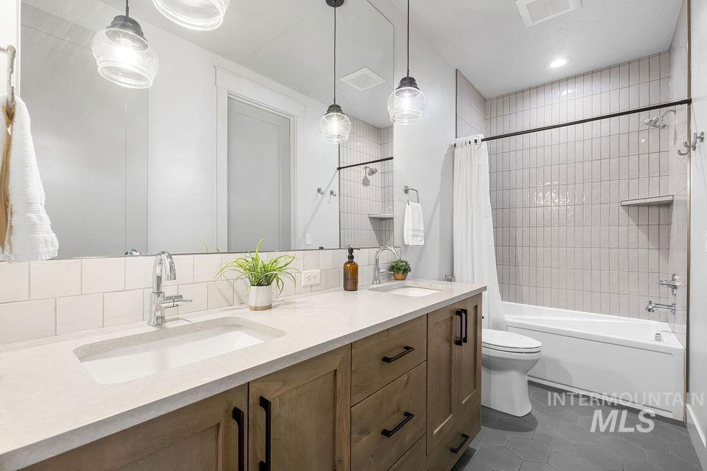 6323 W Bluebird Lane, Boise, Idaho 83714, 3 Bedrooms, 3 Bathrooms, Residential For Sale, Price $687,000,MLS 98975294