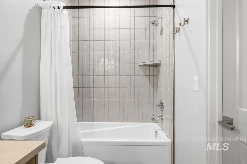 6323 W Bluebird Lane, Boise, Idaho 83714, 3 Bedrooms, 3 Bathrooms, Residential For Sale, Price $687,000,MLS 98975294