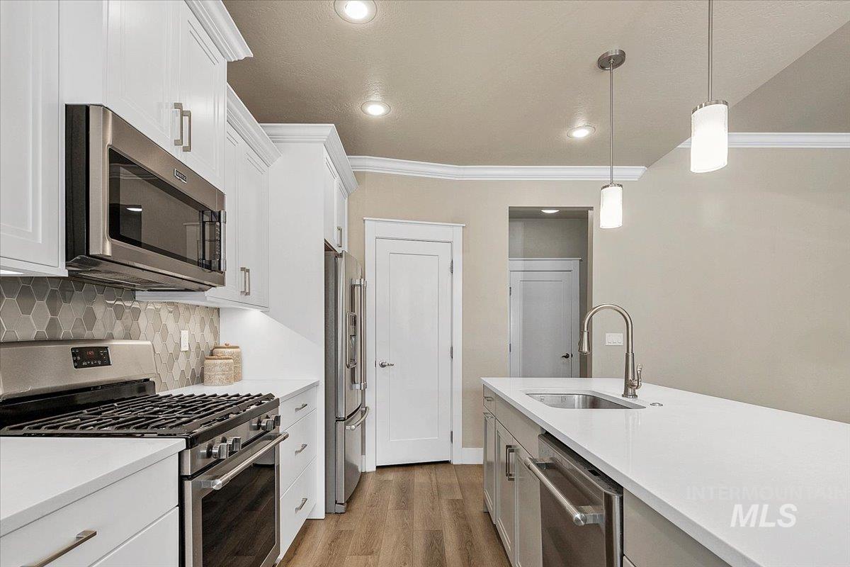 3190 S Saxony, Eagle, Idaho 83616, 3 Bedrooms, 2 Bathrooms, Residential For Sale, Price $599,900,MLS 98975295