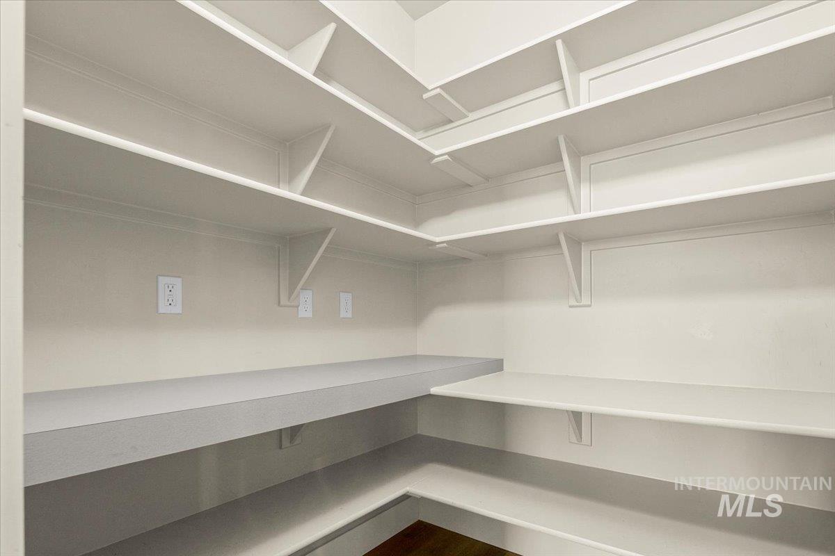 3190 S Saxony, Eagle, Idaho 83616, 3 Bedrooms, 2 Bathrooms, Residential For Sale, Price $599,900,MLS 98975295