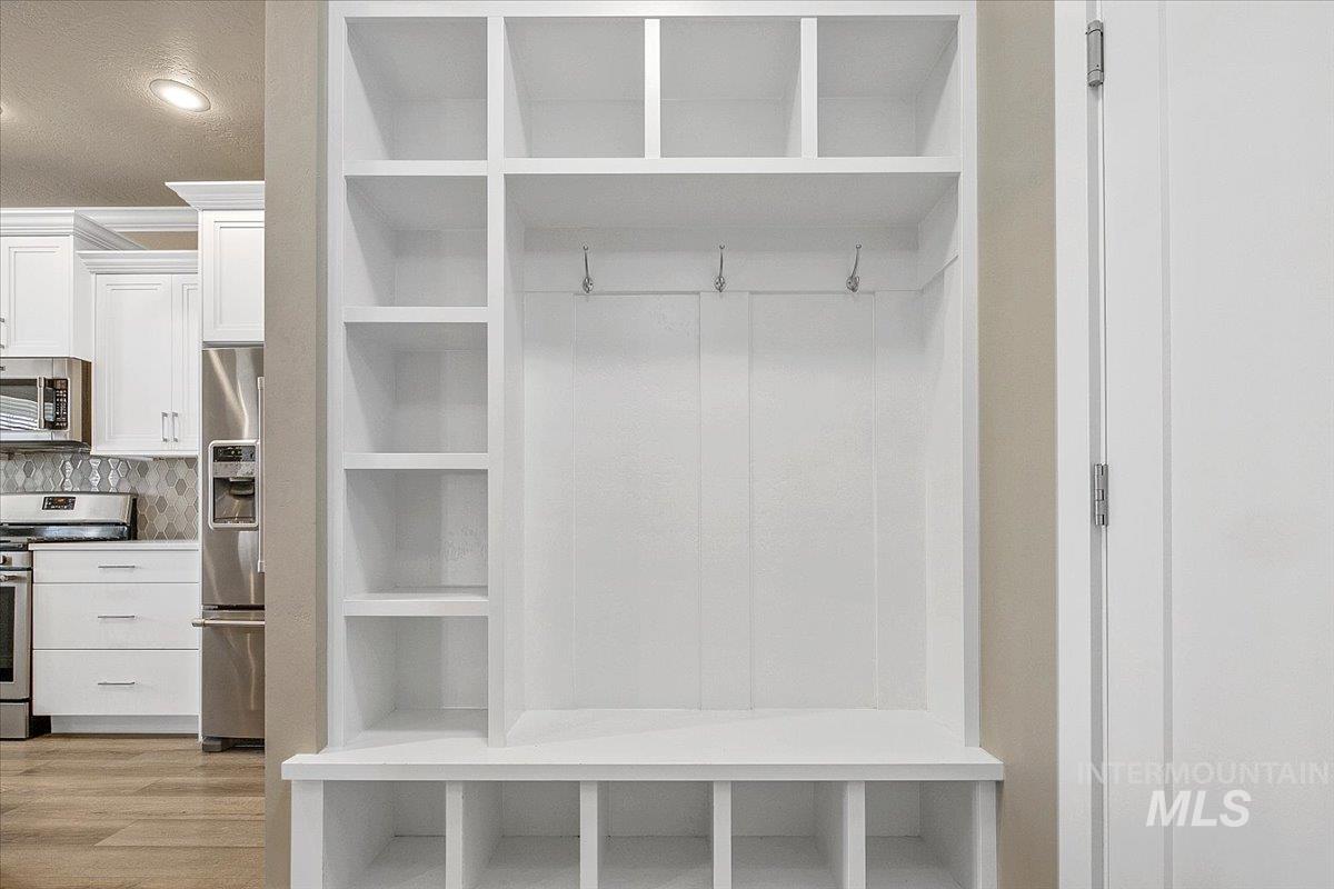 3190 S Saxony, Eagle, Idaho 83616, 3 Bedrooms, 2 Bathrooms, Residential For Sale, Price $599,900,MLS 98975295