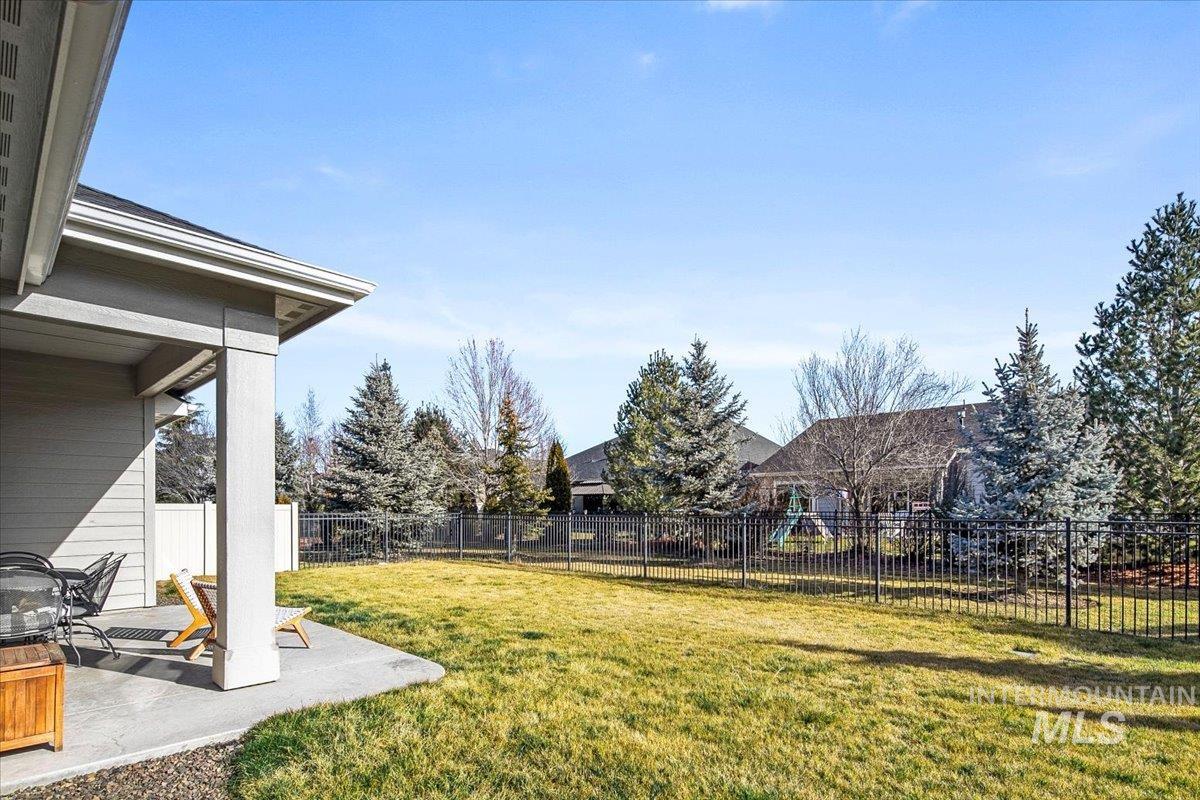 3190 S Saxony, Eagle, Idaho 83616, 3 Bedrooms, 2 Bathrooms, Residential For Sale, Price $599,900,MLS 98975295