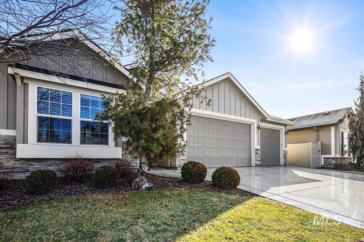 3190 S Saxony, Eagle, Idaho 83616, 3 Bedrooms, 2 Bathrooms, Residential For Sale, Price $599,900,MLS 98975295