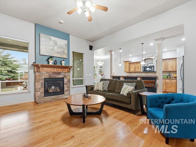 2684 W Lost Rapids, Meridian, Idaho 83646, 4 Bedrooms, 2.5 Bathrooms, Residential For Sale, Price $799,900,MLS 98975309