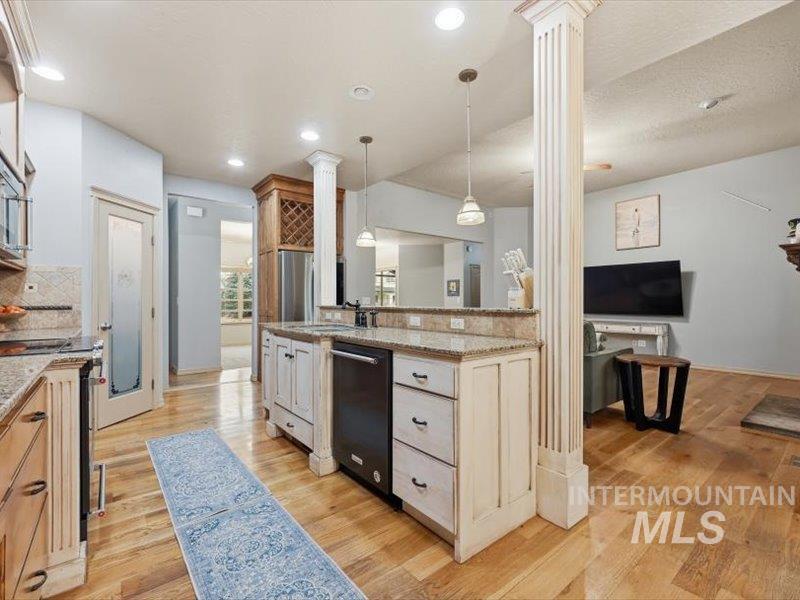 2684 W Lost Rapids, Meridian, Idaho 83646, 4 Bedrooms, 2.5 Bathrooms, Residential For Sale, Price $799,900,MLS 98975309