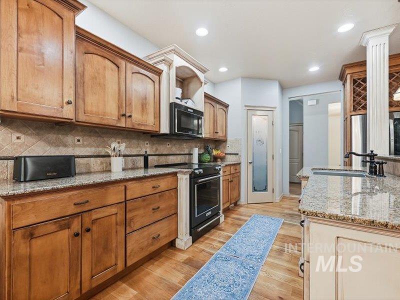 2684 W Lost Rapids, Meridian, Idaho 83646, 4 Bedrooms, 2.5 Bathrooms, Residential For Sale, Price $799,900,MLS 98975309