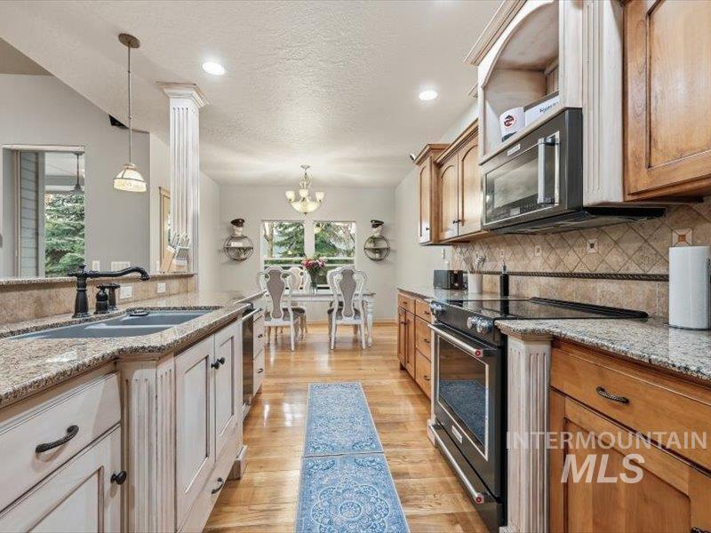 2684 W Lost Rapids, Meridian, Idaho 83646, 4 Bedrooms, 2.5 Bathrooms, Residential For Sale, Price $799,900,MLS 98975309