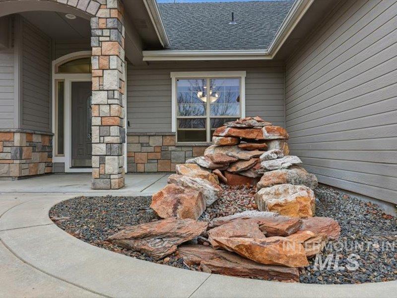 2684 W Lost Rapids, Meridian, Idaho 83646, 4 Bedrooms, 2.5 Bathrooms, Residential For Sale, Price $799,900,MLS 98975309