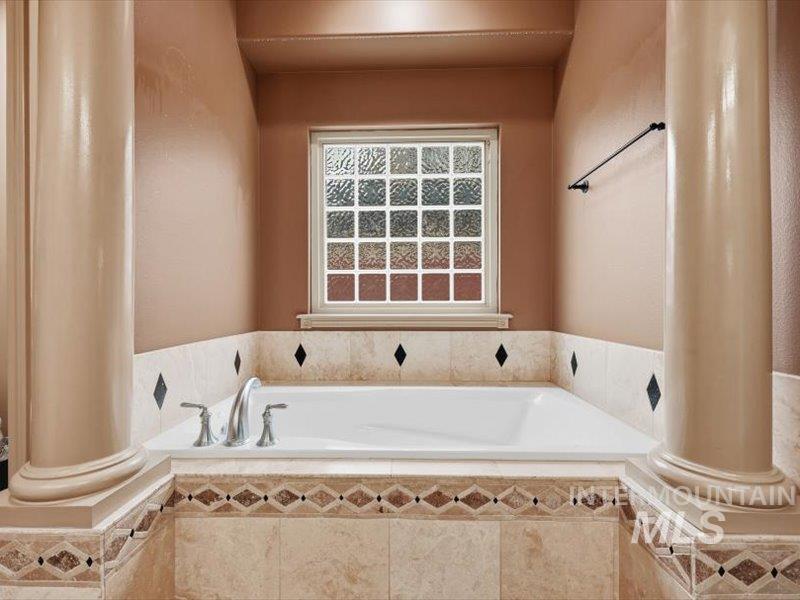 2684 W Lost Rapids, Meridian, Idaho 83646, 4 Bedrooms, 2.5 Bathrooms, Residential For Sale, Price $799,900,MLS 98975309