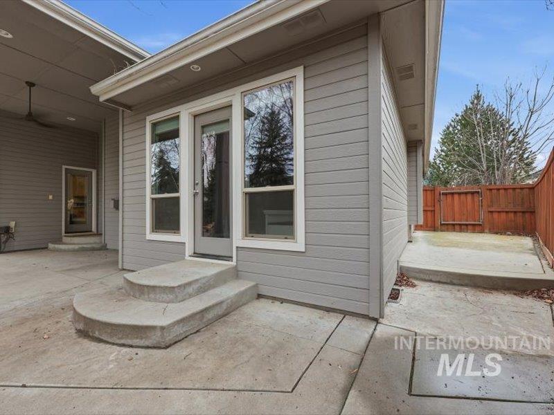 2684 W Lost Rapids, Meridian, Idaho 83646, 4 Bedrooms, 2.5 Bathrooms, Residential For Sale, Price $799,900,MLS 98975309