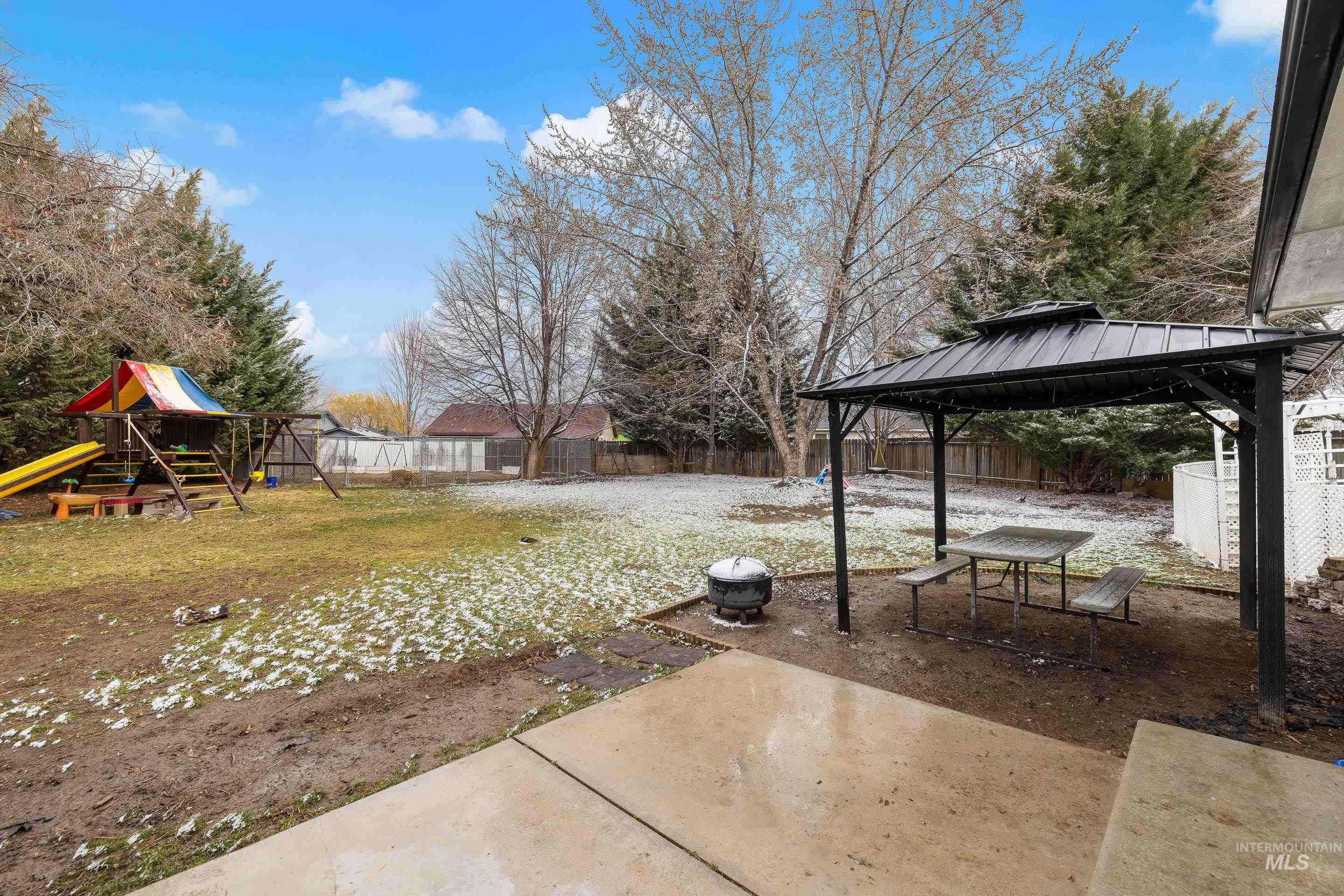 2600 W Creekstone, Meridian, Idaho 83642, 4 Bedrooms, 3 Bathrooms, Residential For Sale, Price $475,000,MLS 98975311