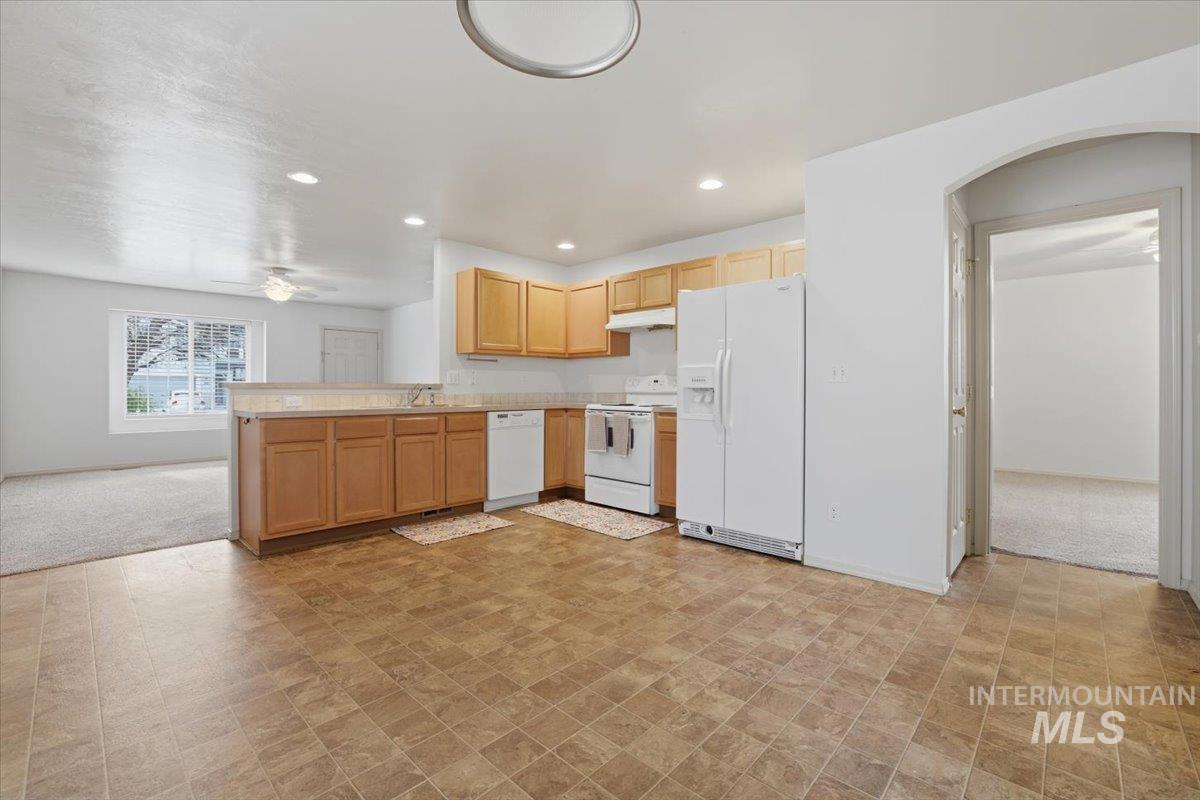 250 W White Sands Dr., Meridian, Idaho 83646, 3 Bedrooms, 2 Bathrooms, Residential For Sale, Price $409,999,MLS 98975312