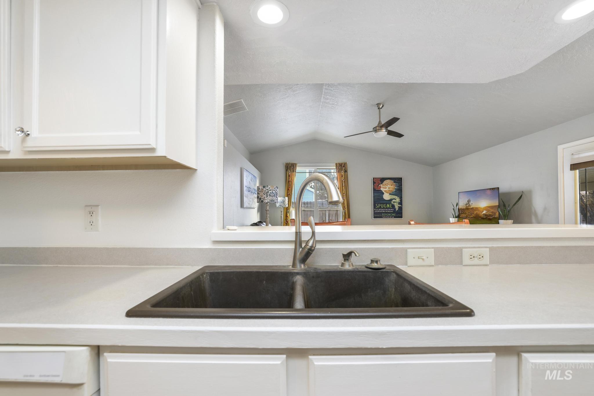 733 Oleary Way, Twin Falls, Idaho 83301-8235, 3 Bedrooms, 2 Bathrooms, Residential For Sale, Price $349,900,MLS 98975315