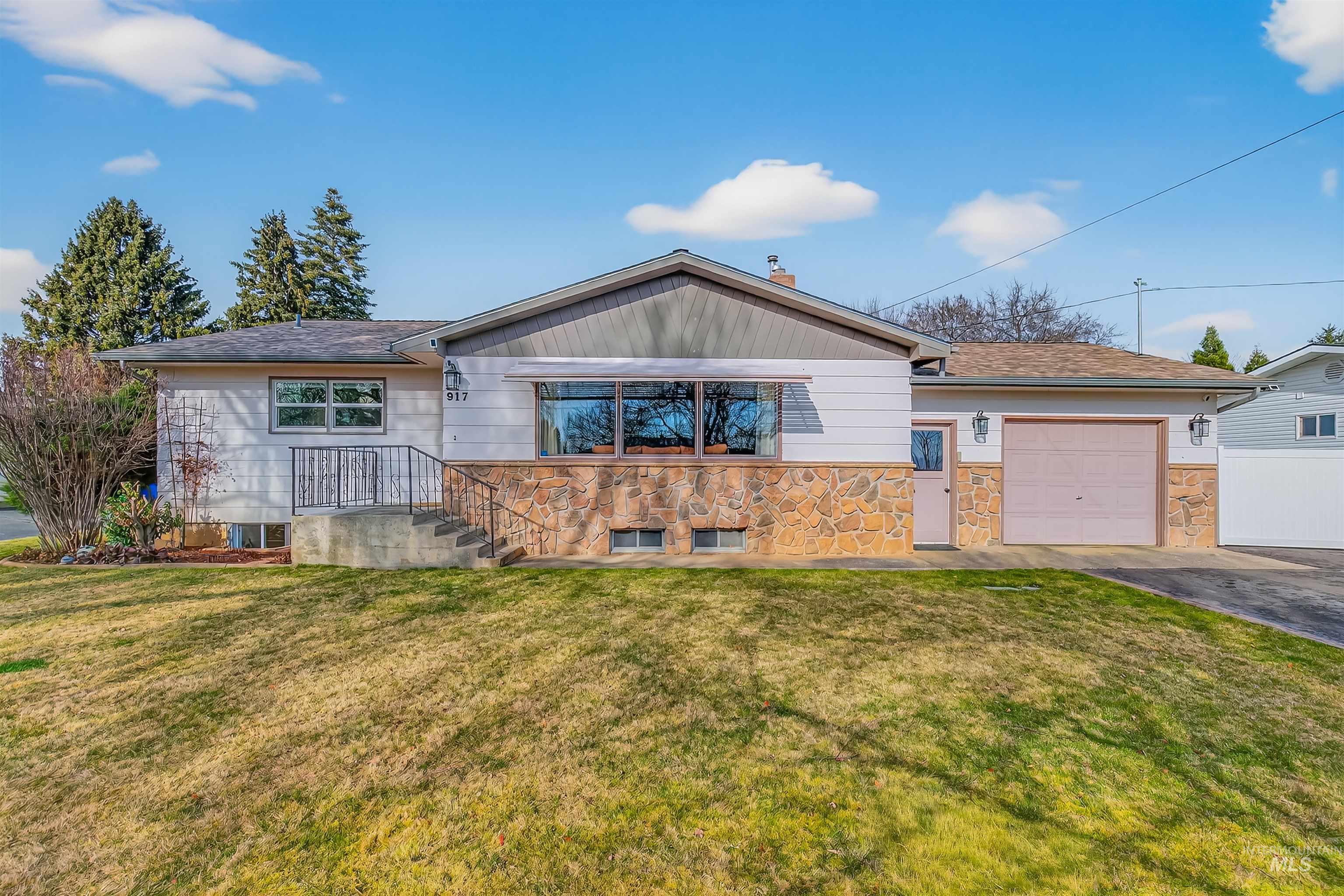 917 Cedar Avenue, Lewiston, Idaho 83501, 4 Bedrooms, 2.5 Bathrooms, Residential For Sale, Price $689,900, 98975331