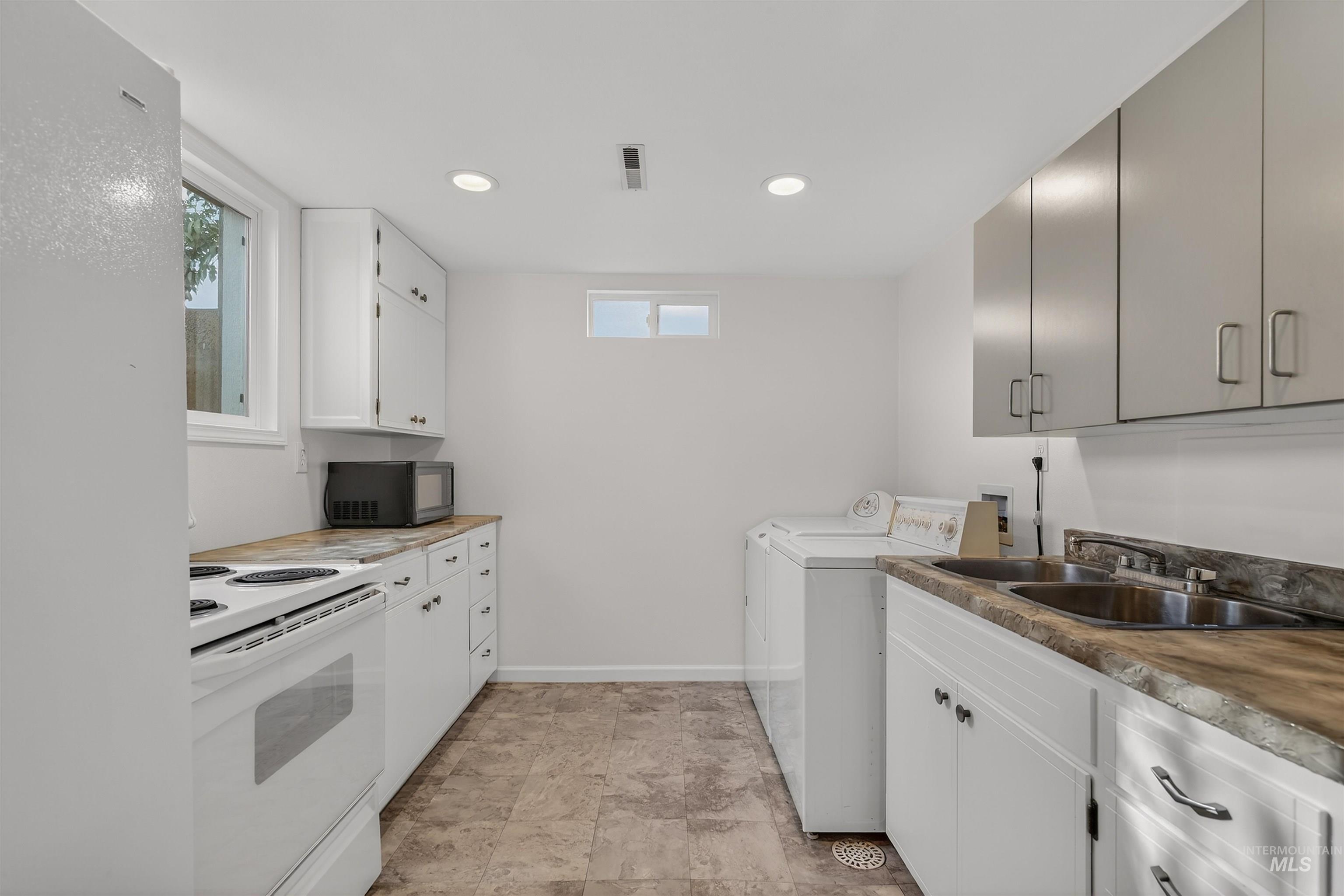 917 Cedar Avenue, Lewiston, Idaho 83501, 4 Bedrooms, 2.5 Bathrooms, Residential For Sale, Price $689,900, 98975331