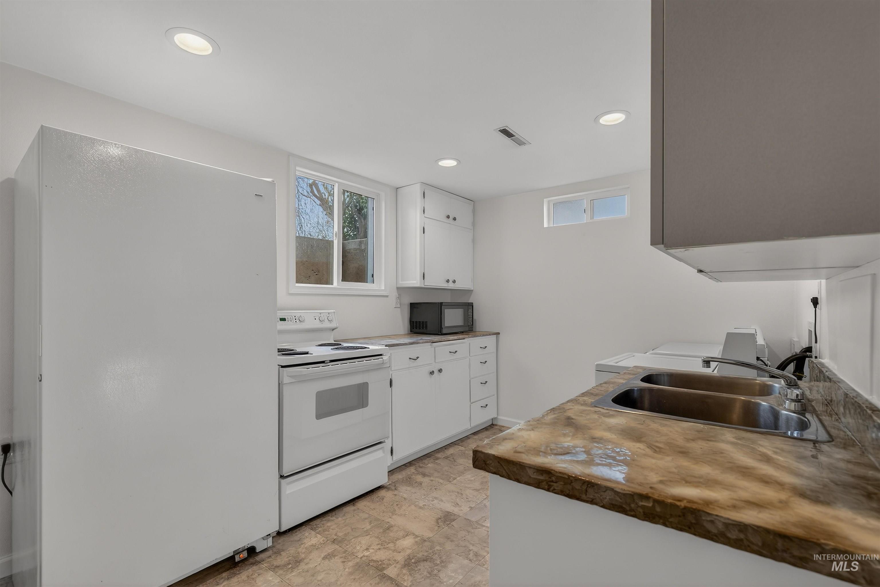 917 Cedar Avenue, Lewiston, Idaho 83501, 4 Bedrooms, 2.5 Bathrooms, Residential For Sale, Price $689,900, 98975331