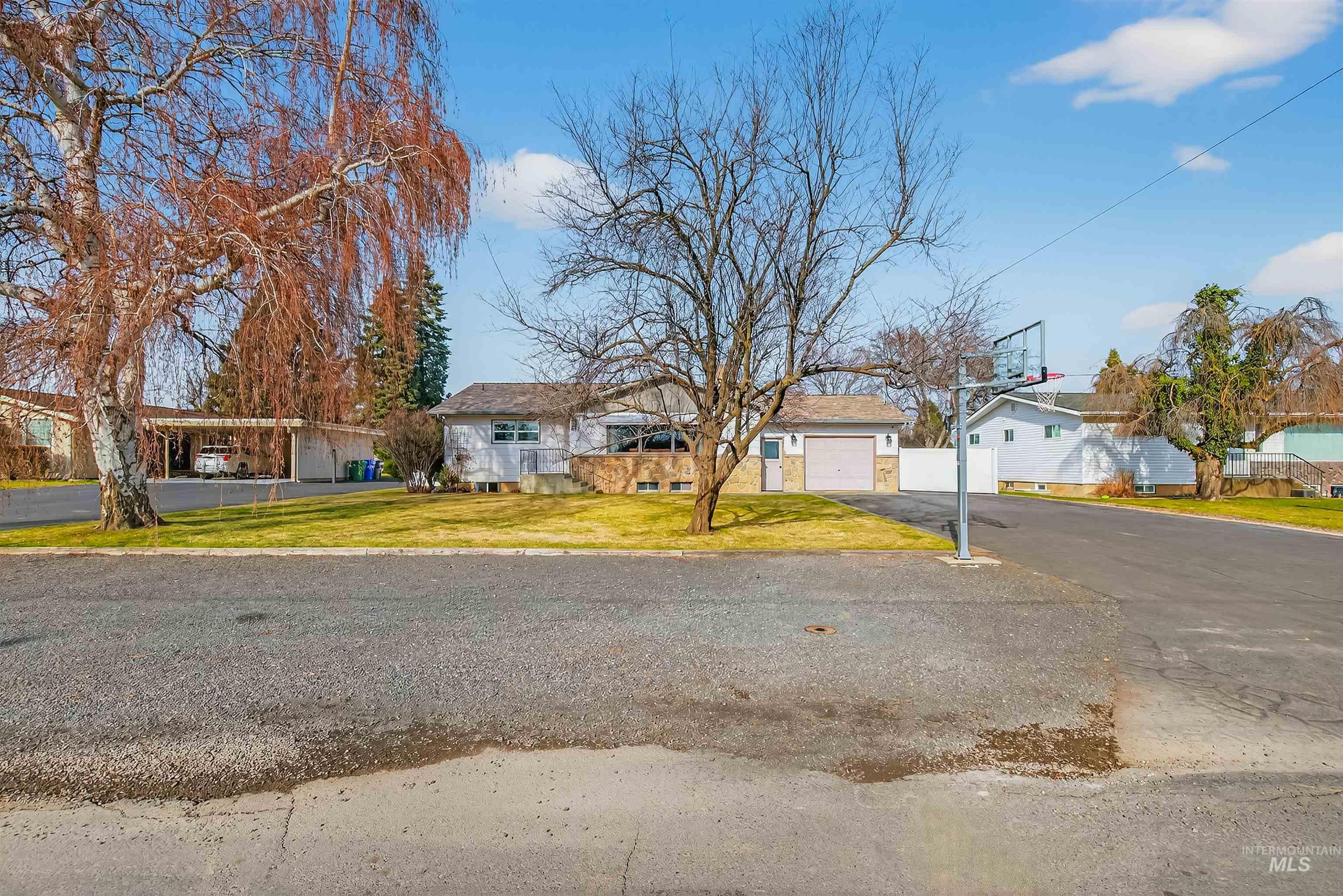 917 Cedar Avenue, Lewiston, Idaho 83501, 4 Bedrooms, 2.5 Bathrooms, Residential For Sale, Price $689,900, 98975331