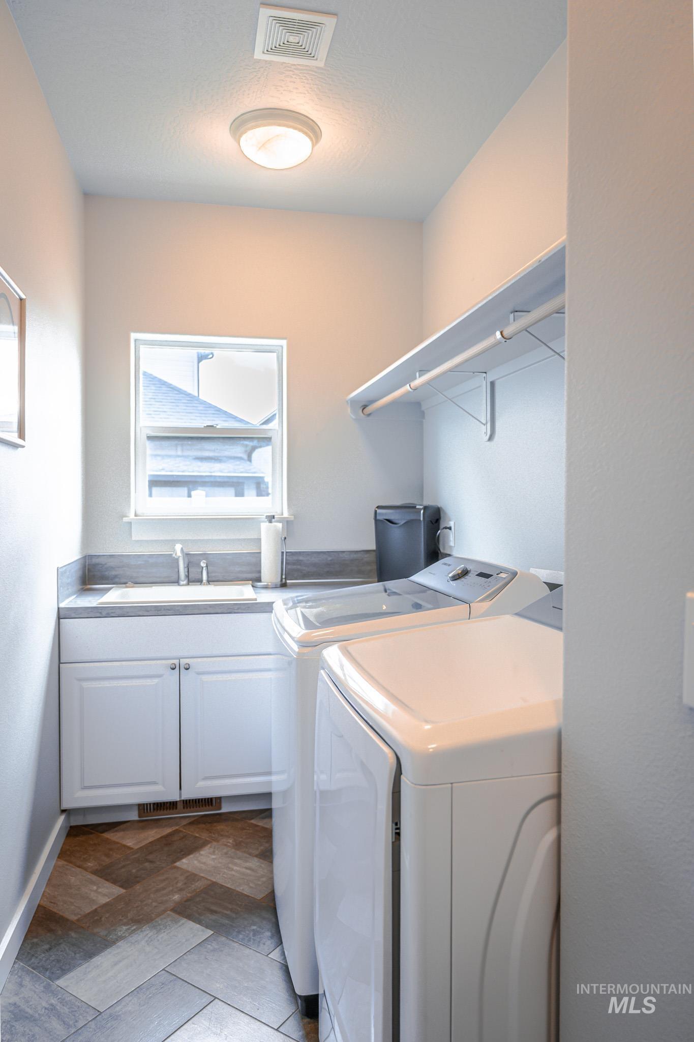 725 Lilac St., Fruitland, Idaho 83619-0000, 3 Bedrooms, 2.5 Bathrooms, Residential For Sale, Price $469,000, 98975352