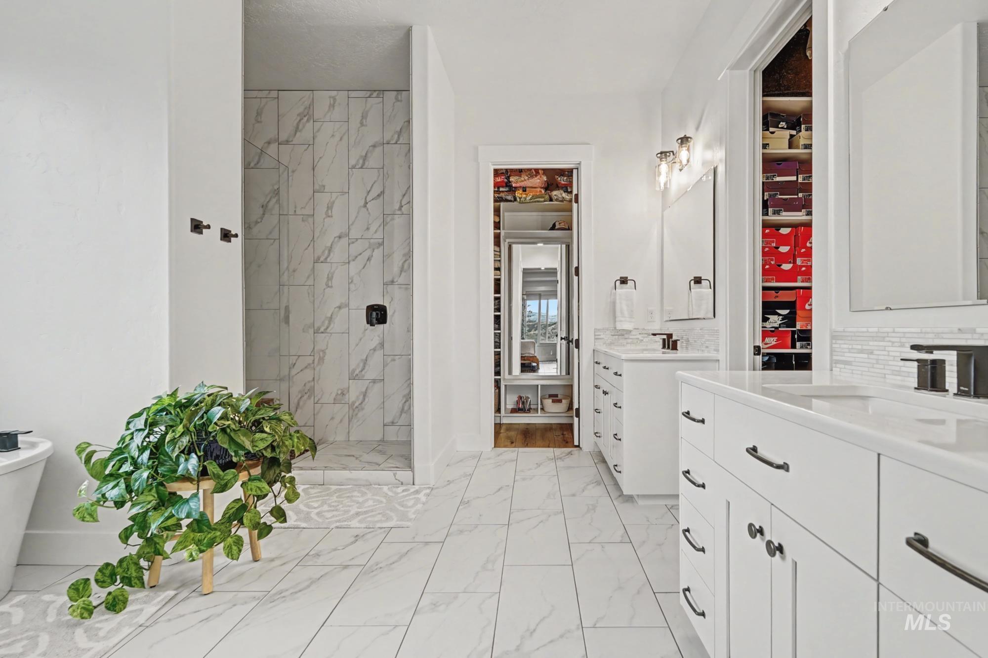 18357 N Burnt Car Way, Boise, Idaho 83714, 3 Bedrooms, 2.5 Bathrooms, Residential For Sale, Price $949,000,MLS 98975355