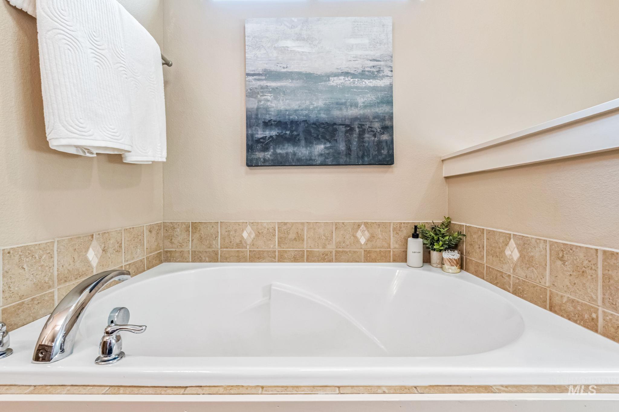 2015 S Sandcrest Loop, Nampa, Idaho 83686, 3 Bedrooms, 2 Bathrooms, Residential For Sale, Price $432,990,MLS 98975402