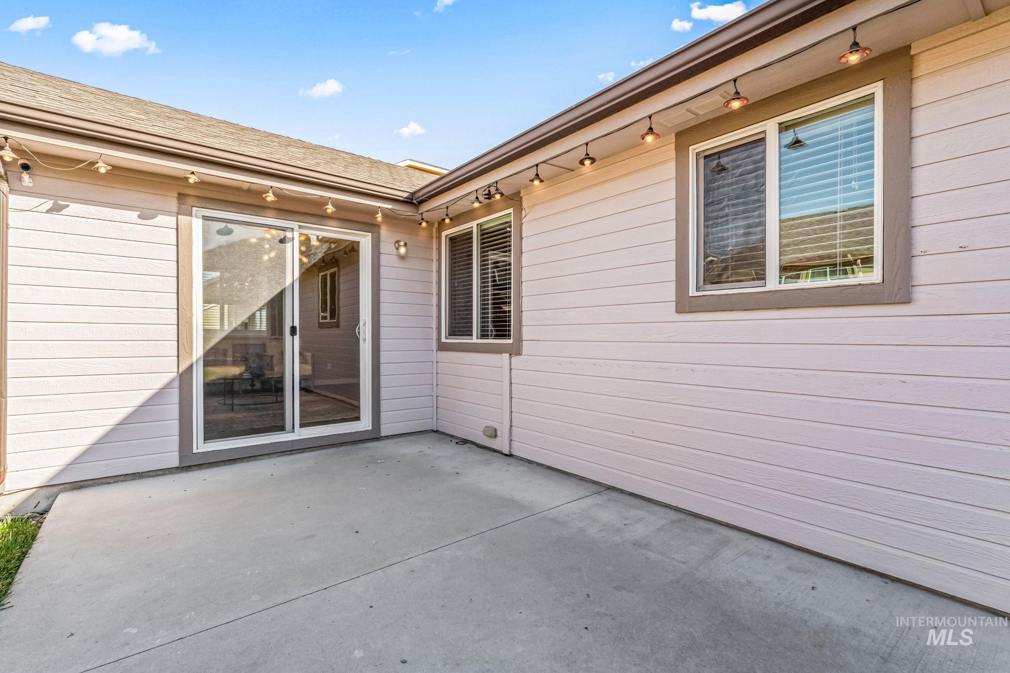 2015 S Sandcrest Loop, Nampa, Idaho 83686, 3 Bedrooms, 2 Bathrooms, Residential For Sale, Price $432,990,MLS 98975402