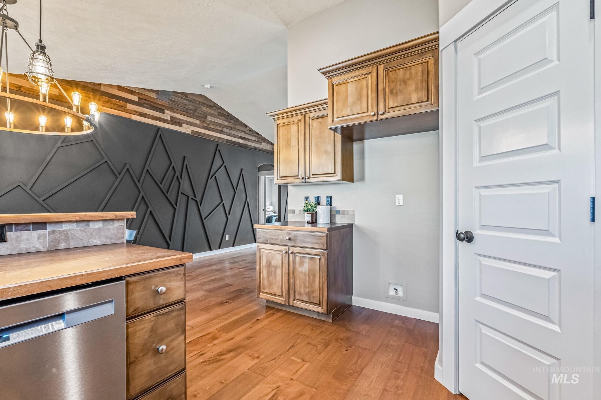 2015 S Sandcrest Loop, Nampa, Idaho 83686, 3 Bedrooms, 2 Bathrooms, Residential For Sale, Price $432,990,MLS 98975402