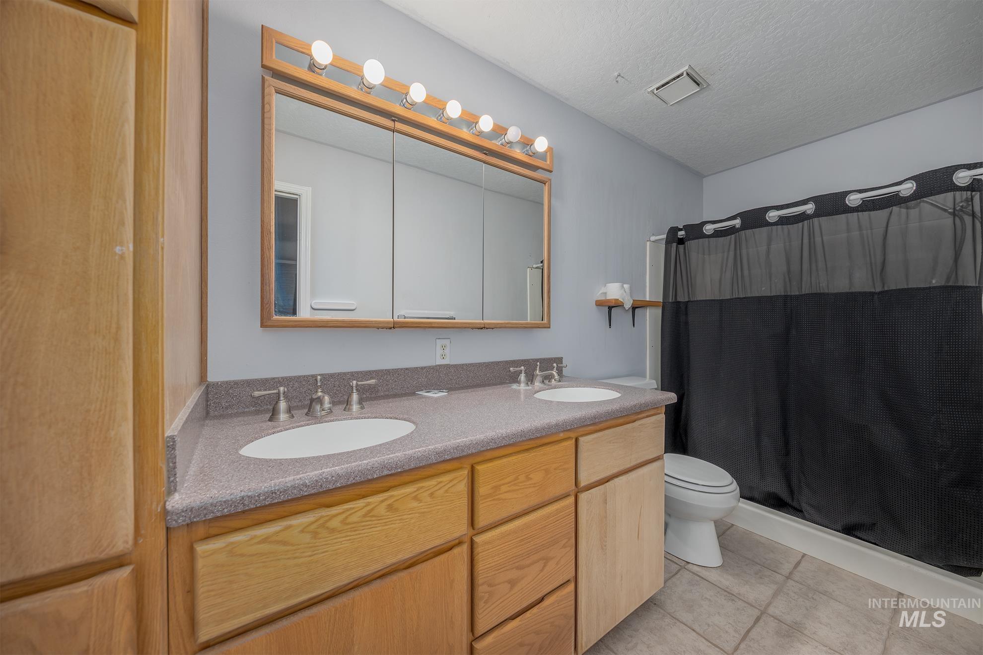 1200 Hoffman Dr, Vale, Oregon 97918, 6 Bedrooms, 3 Bathrooms, Residential For Sale, Price $499,000,MLS 98975407