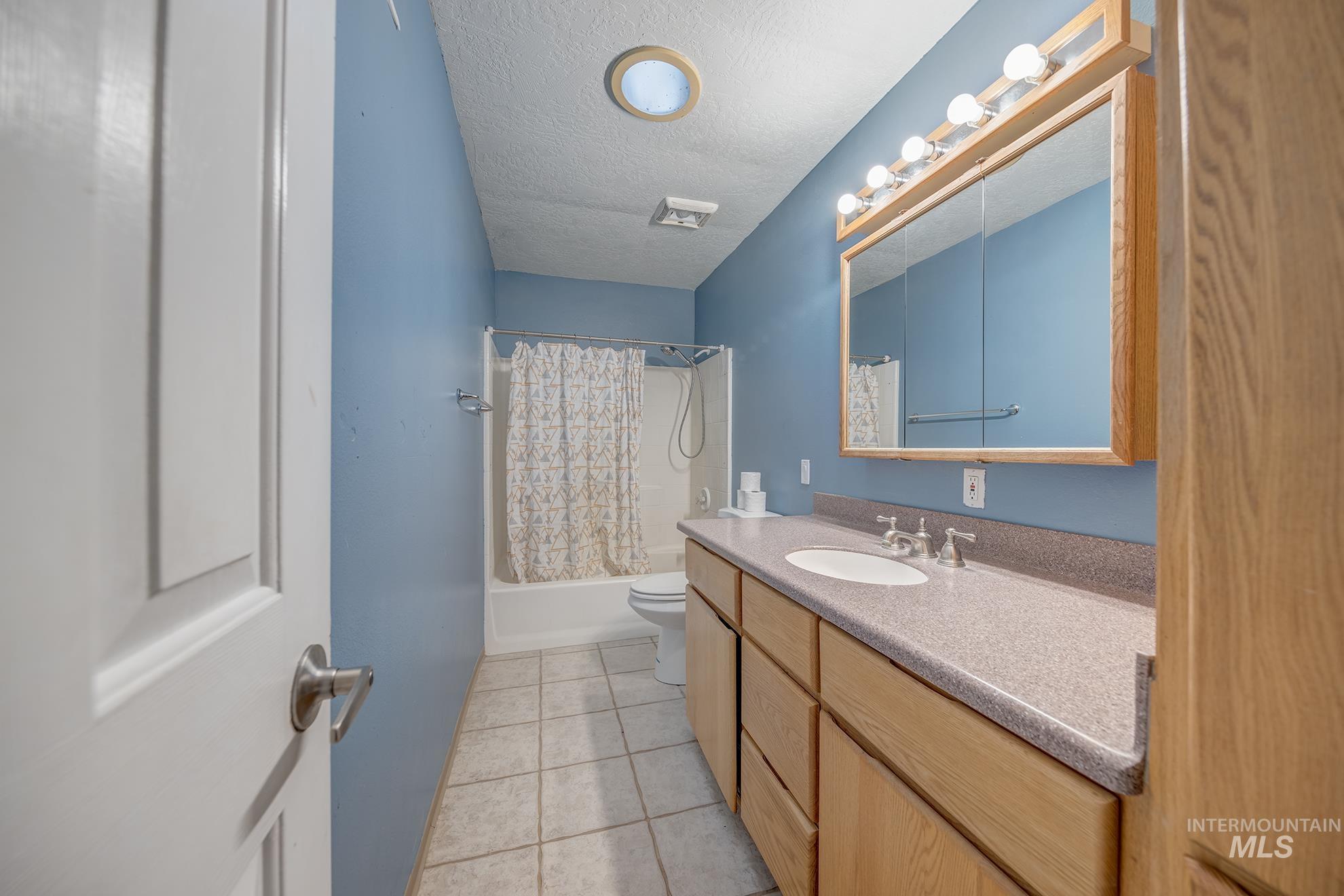 1200 Hoffman Dr, Vale, Oregon 97918, 6 Bedrooms, 3 Bathrooms, Residential For Sale, Price $499,000,MLS 98975407