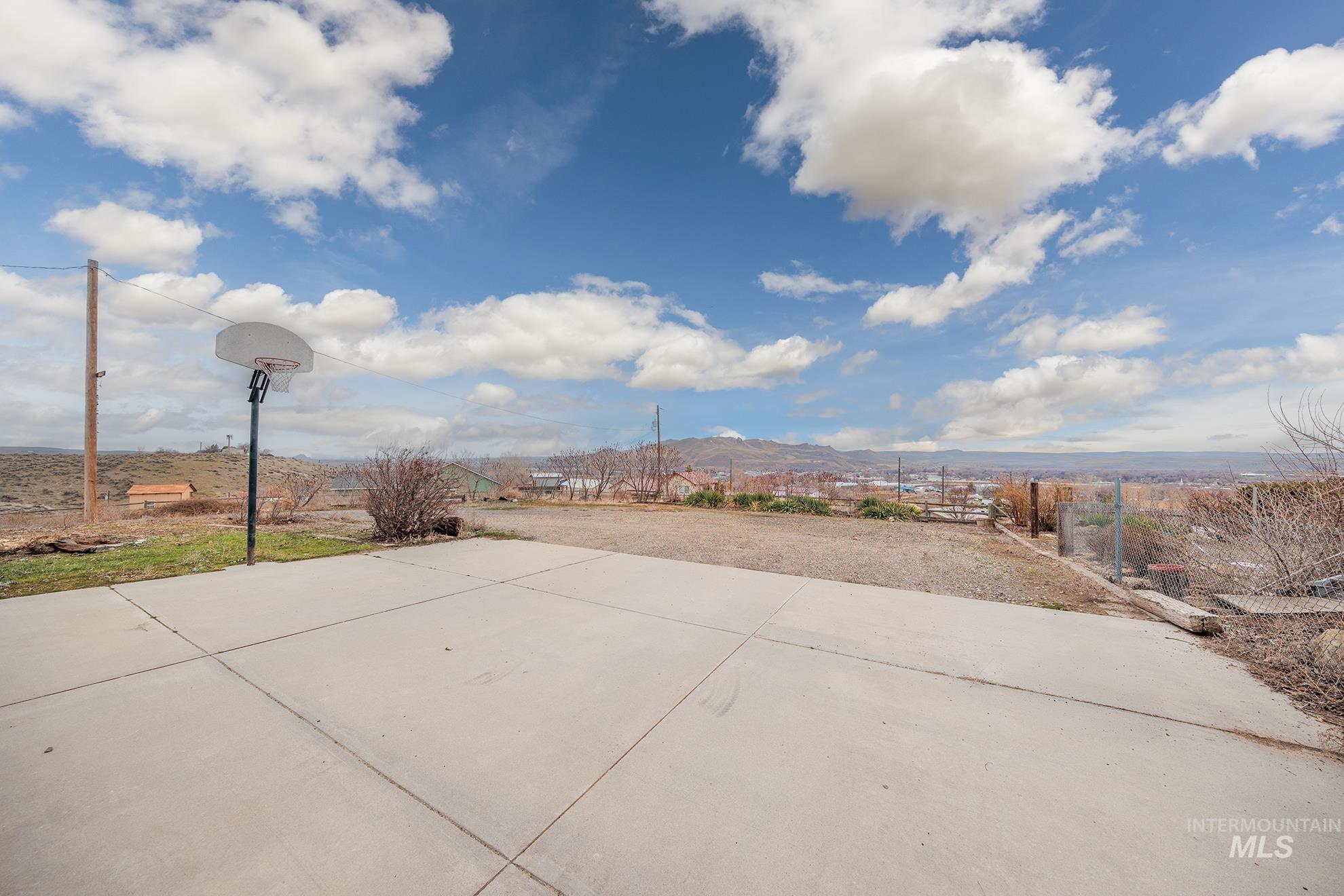 1200 Hoffman Dr, Vale, Oregon 97918, 6 Bedrooms, 3 Bathrooms, Residential For Sale, Price $525,000, 98975407