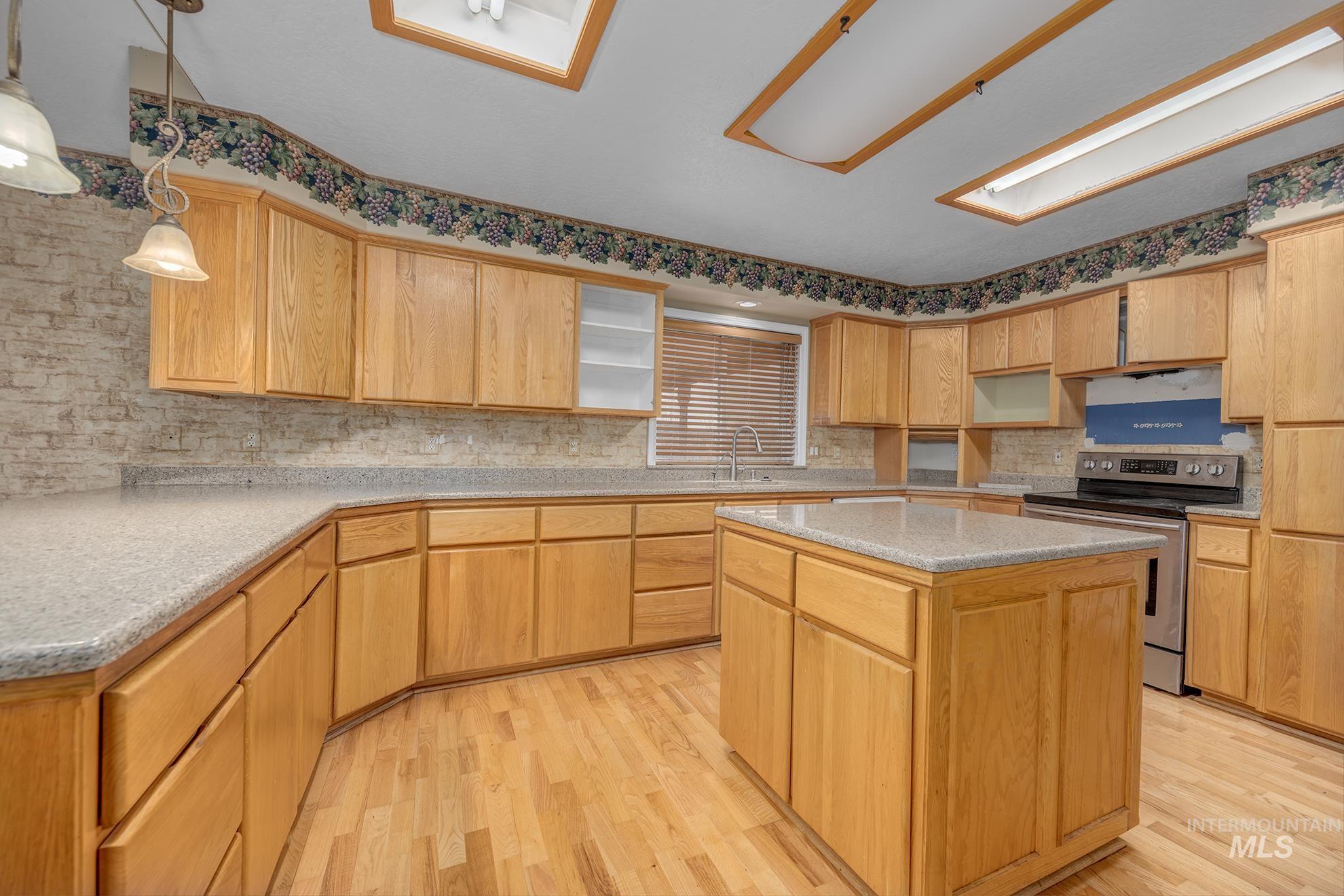 1200 Hoffman Dr, Vale, Oregon 97918, 6 Bedrooms, 3 Bathrooms, Residential For Sale, Price $499,000,MLS 98975407