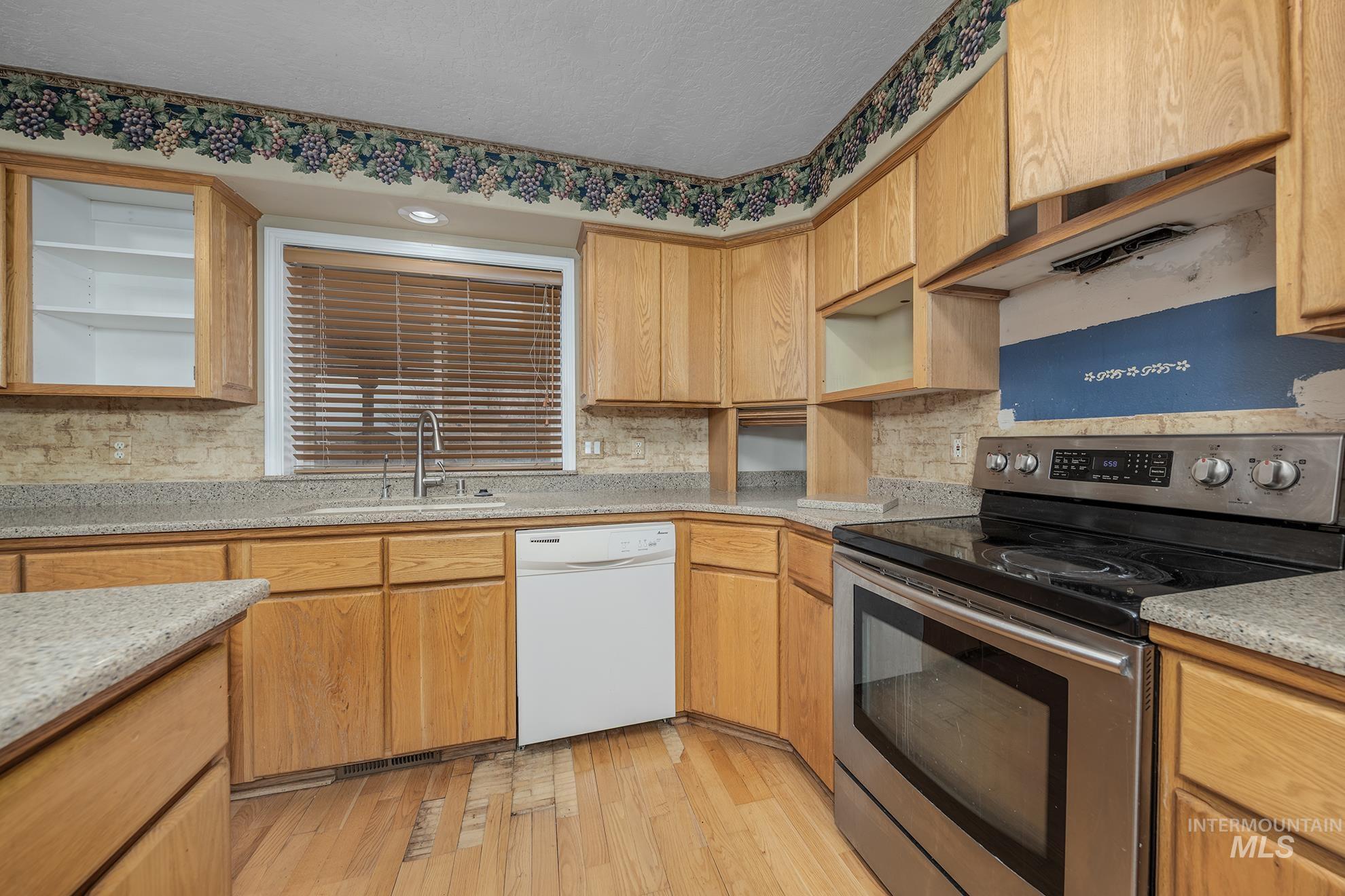 1200 Hoffman Dr, Vale, Oregon 97918, 6 Bedrooms, 3 Bathrooms, Residential For Sale, Price $499,000,MLS 98975407