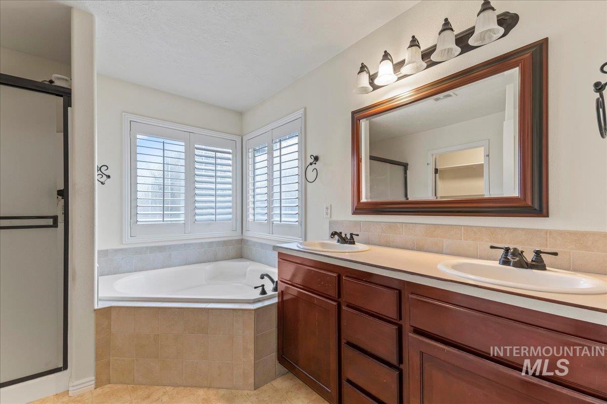 2207 W Root Creek Street, Meridian, Idaho 83646, 5 Bedrooms, 2.5 Bathrooms, Residential For Sale, Price $599,999, 98975412