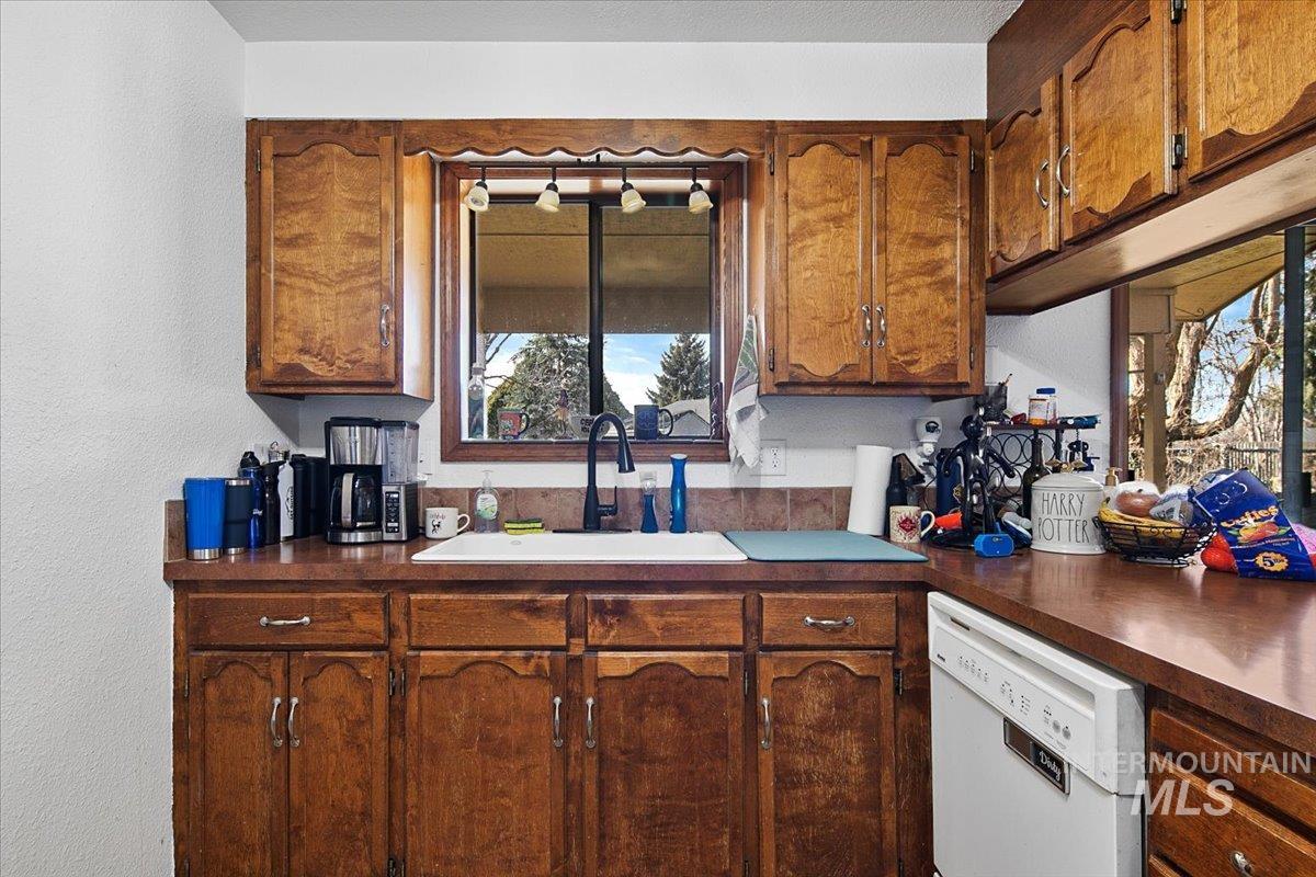 2719 N Aster Ave, Boise, Idaho 83704, 3 Bedrooms, 2 Bathrooms, Residential For Sale, Price $418,000,MLS 98975418