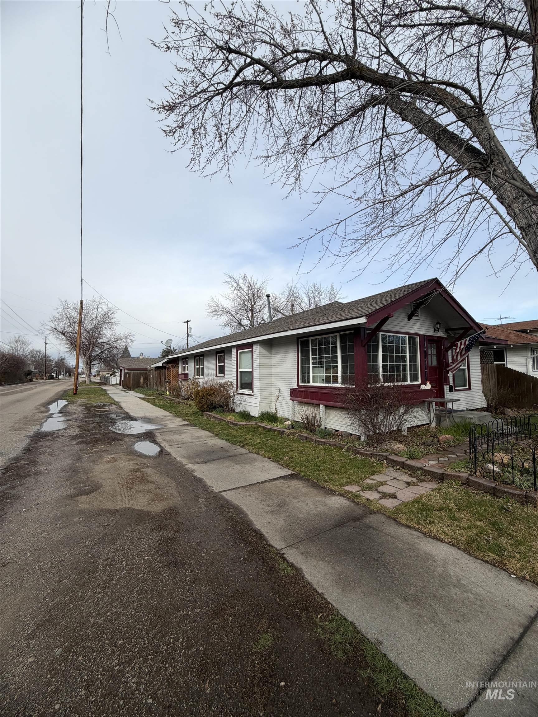 411 S Wardwell Ave, Emmett, Idaho 83617, 2 Bedrooms, 1 Bathroom, Residential For Sale, Price $265,000,MLS 98975421