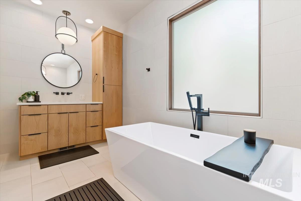 966 W Watersford Dr., Eagle, Idaho 83616, 4 Bedrooms, 3.5 Bathrooms, Residential For Sale, Price $1,699,500, 98975422