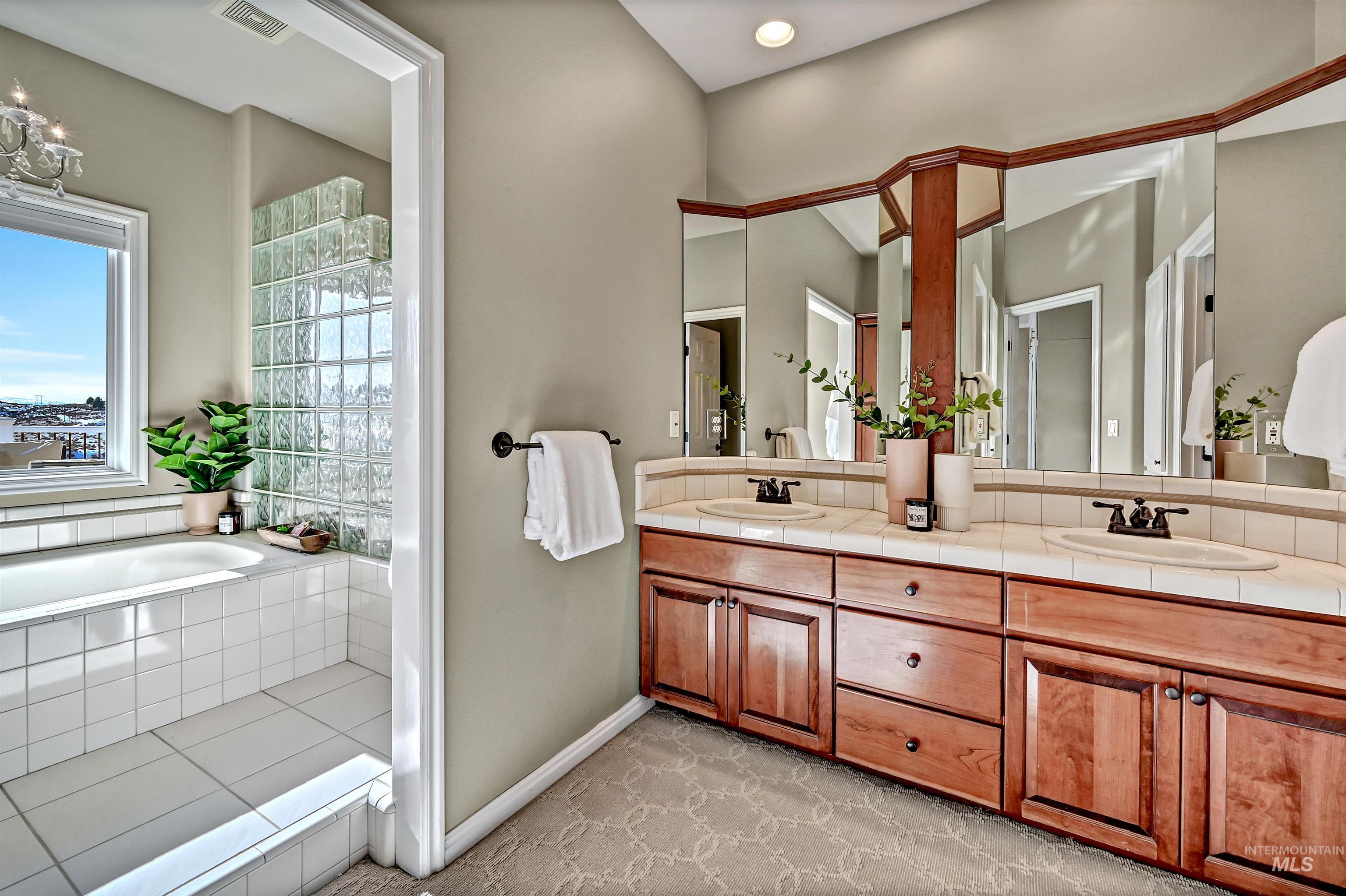 817 E Highland View Dr, Boise, Idaho 83702-1928, 6 Bedrooms, 4.5 Bathrooms, Residential For Sale, Price $1,498,000,MLS 98975435