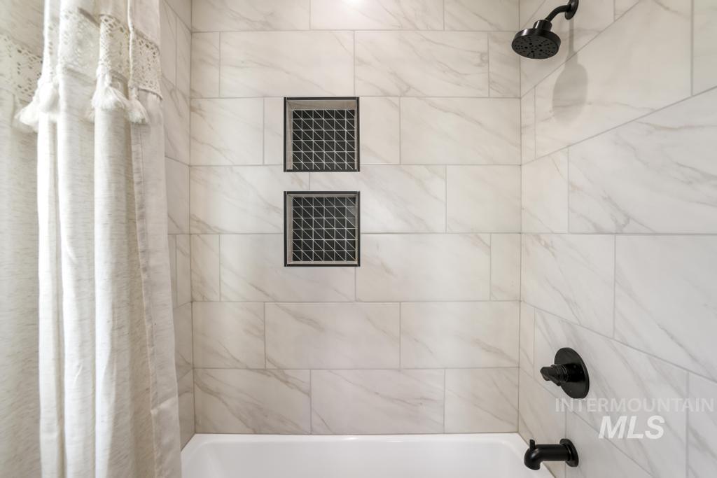 541 Canyon Falls Dr, Twin Falls, Idaho 83301, 4 Bedrooms, 3 Bathrooms, Residential For Sale, Price $585,000, 98975454