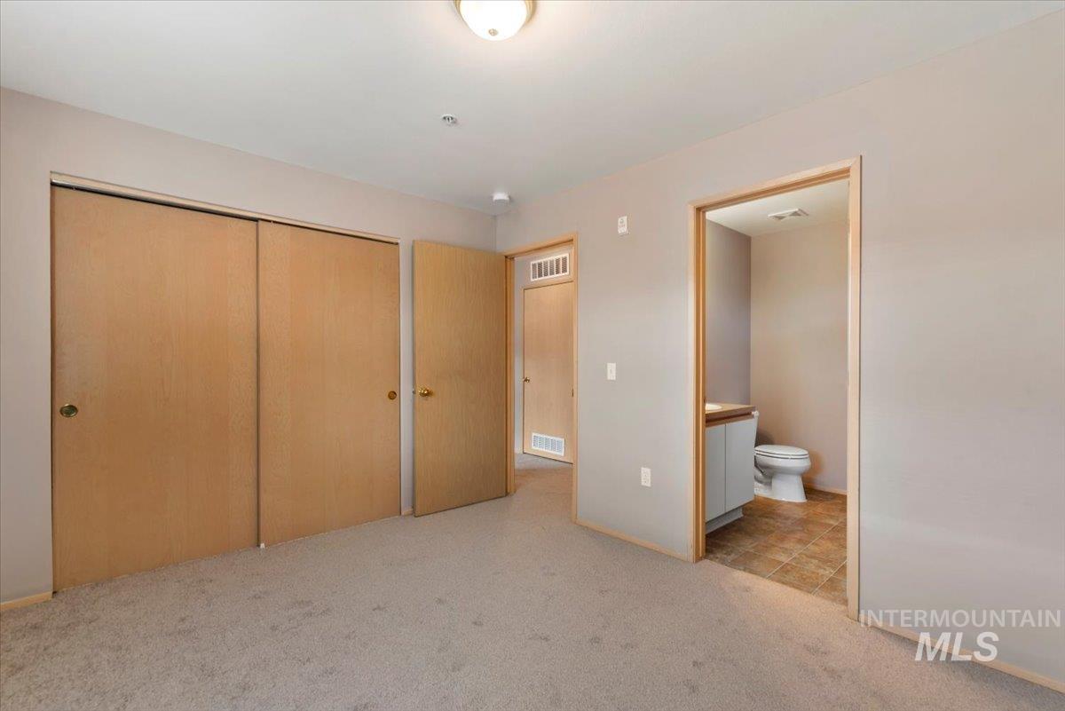 3323 N Lakeharbor Ln, Boise, Idaho 83703, 2 Bedrooms, 2 Bathrooms, Residential For Sale, Price $289,000,MLS 98975471