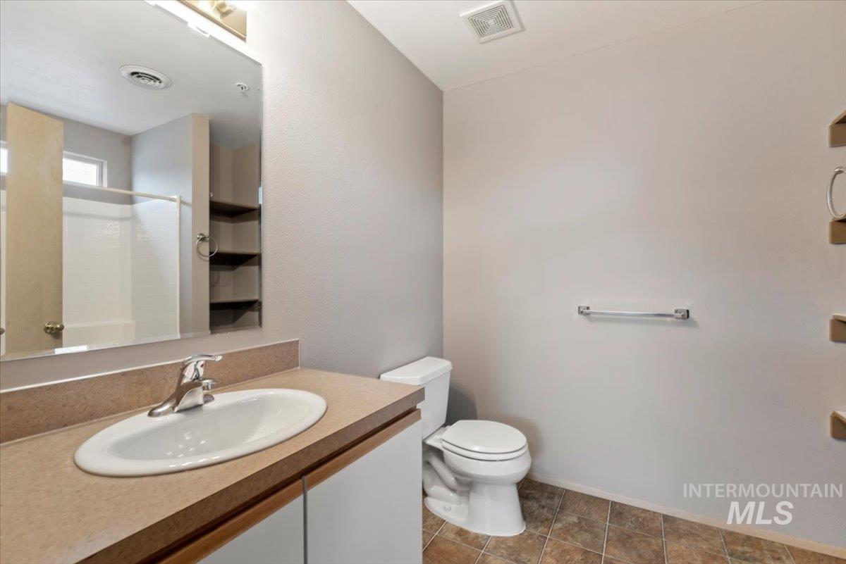 3323 N Lakeharbor Ln, Boise, Idaho 83703, 2 Bedrooms, 2 Bathrooms, Residential For Sale, Price $289,000,MLS 98975471