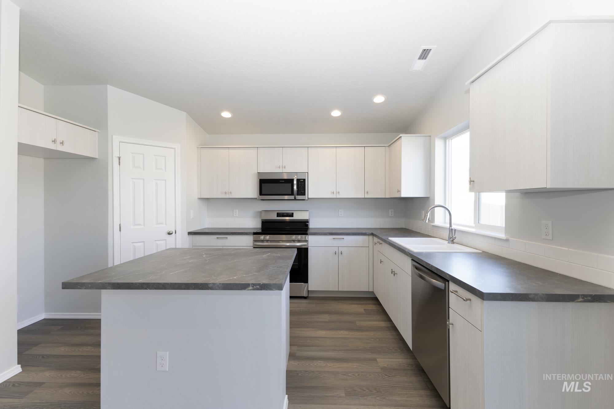 1449 Covington St, Middleton, Idaho 83644, 4 Bedrooms, 2 Bathrooms, Residential For Sale, Price $454,990, 98975501