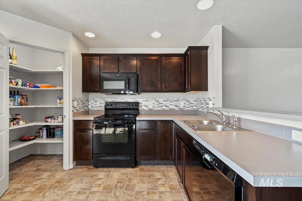 11919 Edgemoor St, Caldwell, Idaho 83605-1208, 3 Bedrooms, 2 Bathrooms, Residential For Sale, Price $344,900,MLS 98975535