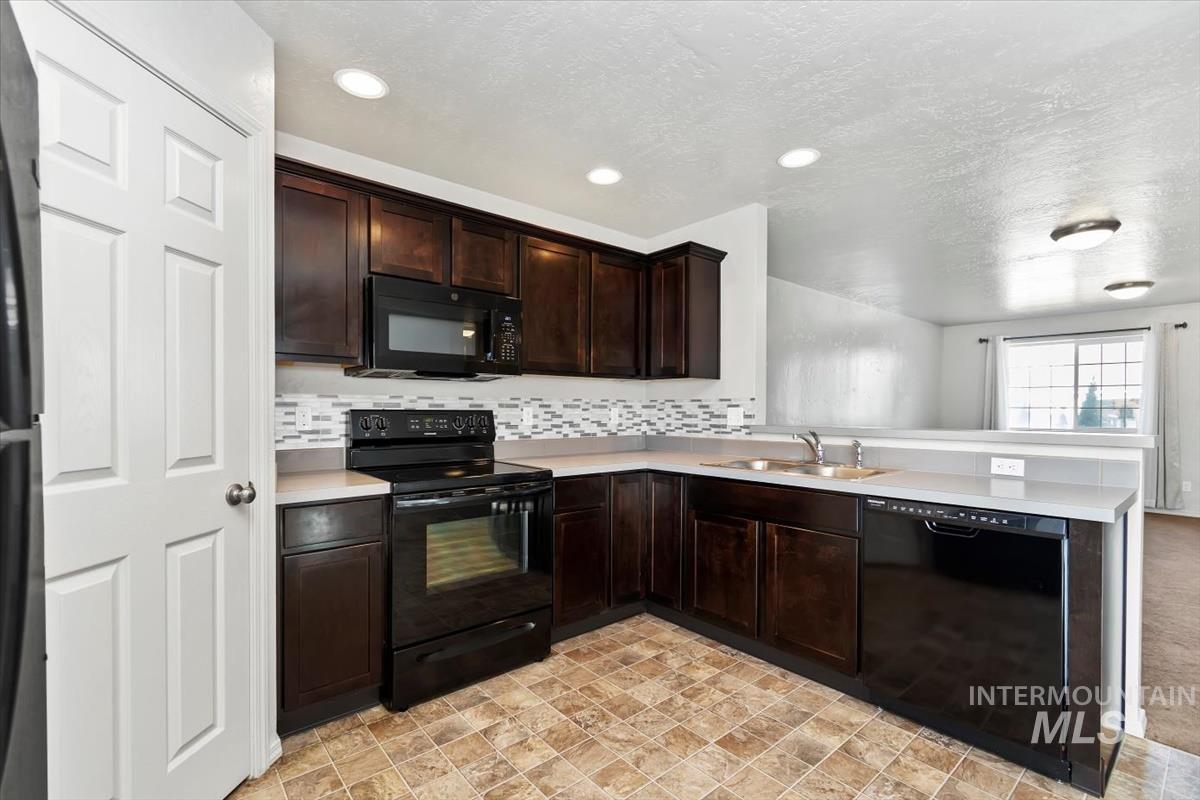 11919 Edgemoor St, Caldwell, Idaho 83605-1208, 3 Bedrooms, 2 Bathrooms, Residential For Sale, Price $344,900,MLS 98975535