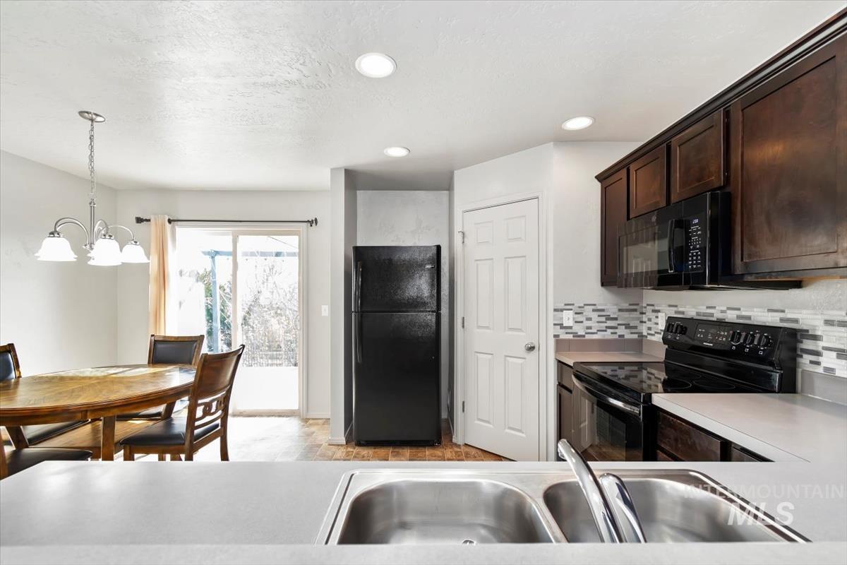 11919 Edgemoor St, Caldwell, Idaho 83605-1208, 3 Bedrooms, 2 Bathrooms, Residential For Sale, Price $344,900,MLS 98975535