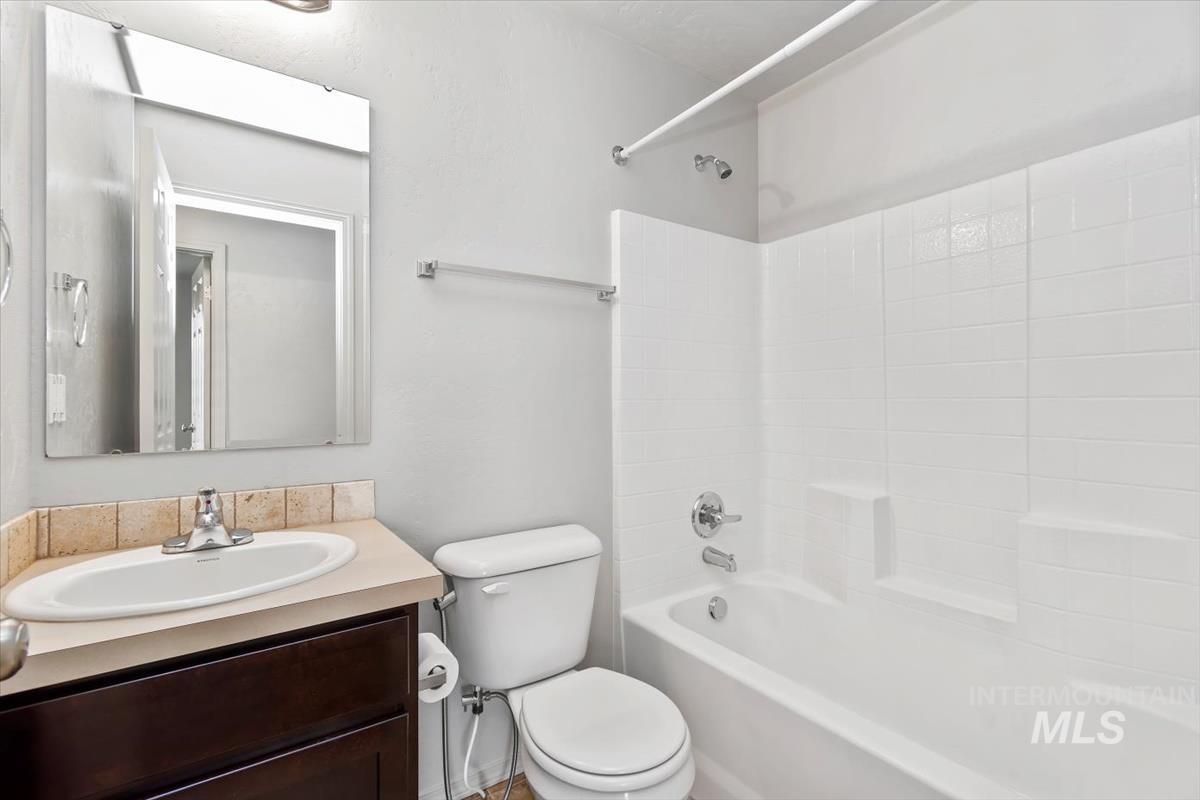 11919 Edgemoor St, Caldwell, Idaho 83605-1208, 3 Bedrooms, 2 Bathrooms, Residential For Sale, Price $344,900,MLS 98975535