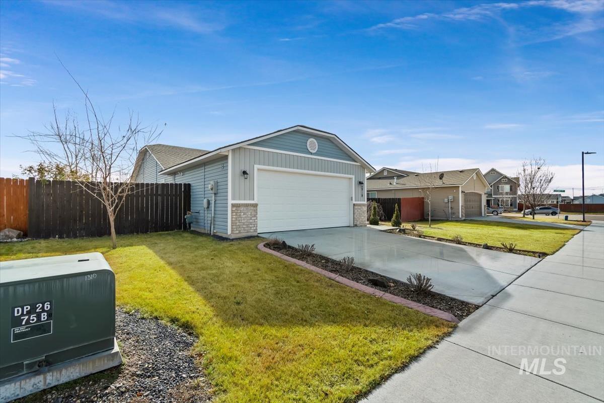 11919 Edgemoor St, Caldwell, Idaho 83605-1208, 3 Bedrooms, 2 Bathrooms, Residential For Sale, Price $344,900,MLS 98975535