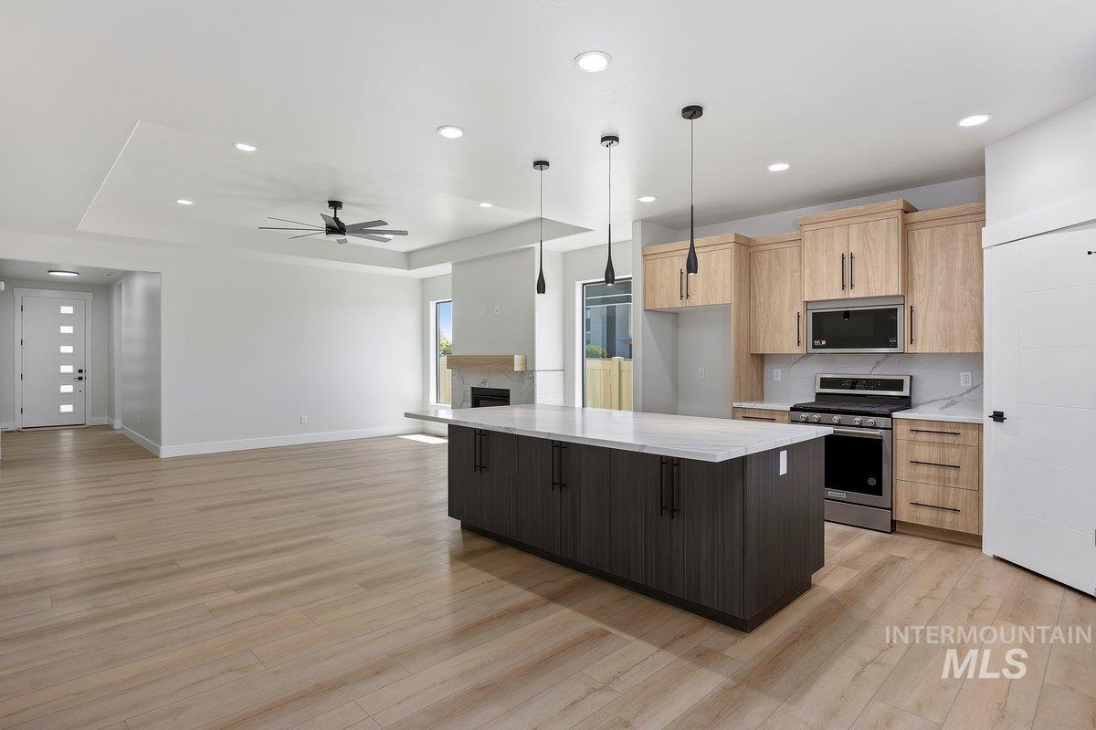 517 Canyon Falls Dr., Twin Falls, Idaho 83301, 3 Bedrooms, 2.5 Bathrooms, Residential For Sale, Price $545,000,MLS 98975573