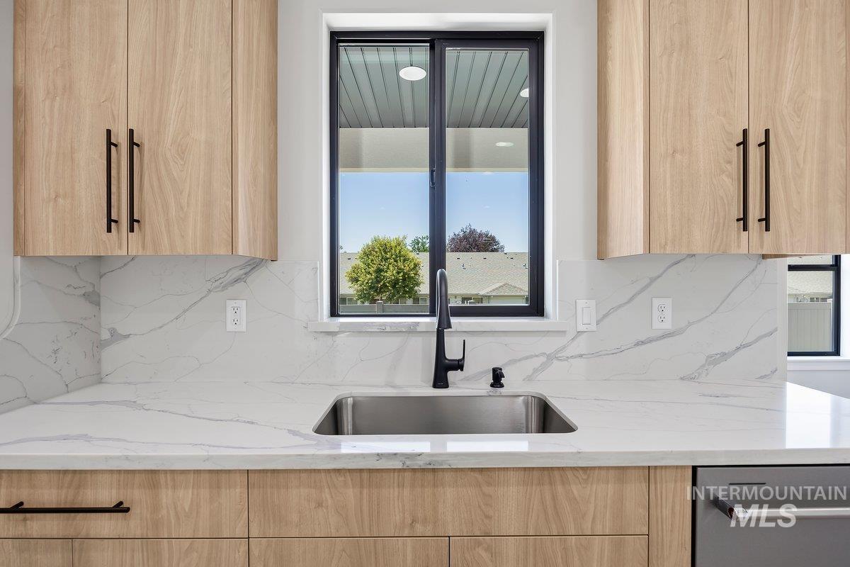 517 Canyon Falls Dr., Twin Falls, Idaho 83301, 3 Bedrooms, 2.5 Bathrooms, Residential For Sale, Price $545,000,MLS 98975573