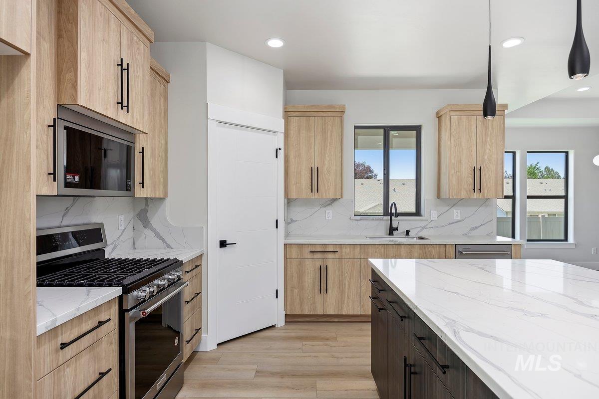 517 Canyon Falls Dr., Twin Falls, Idaho 83301, 3 Bedrooms, 2.5 Bathrooms, Residential For Sale, Price $545,000,MLS 98975573