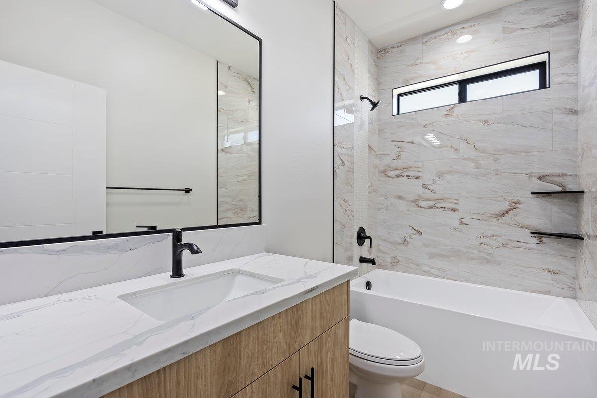 517 Canyon Falls Dr., Twin Falls, Idaho 83301, 3 Bedrooms, 2.5 Bathrooms, Residential For Sale, Price $545,000,MLS 98975573